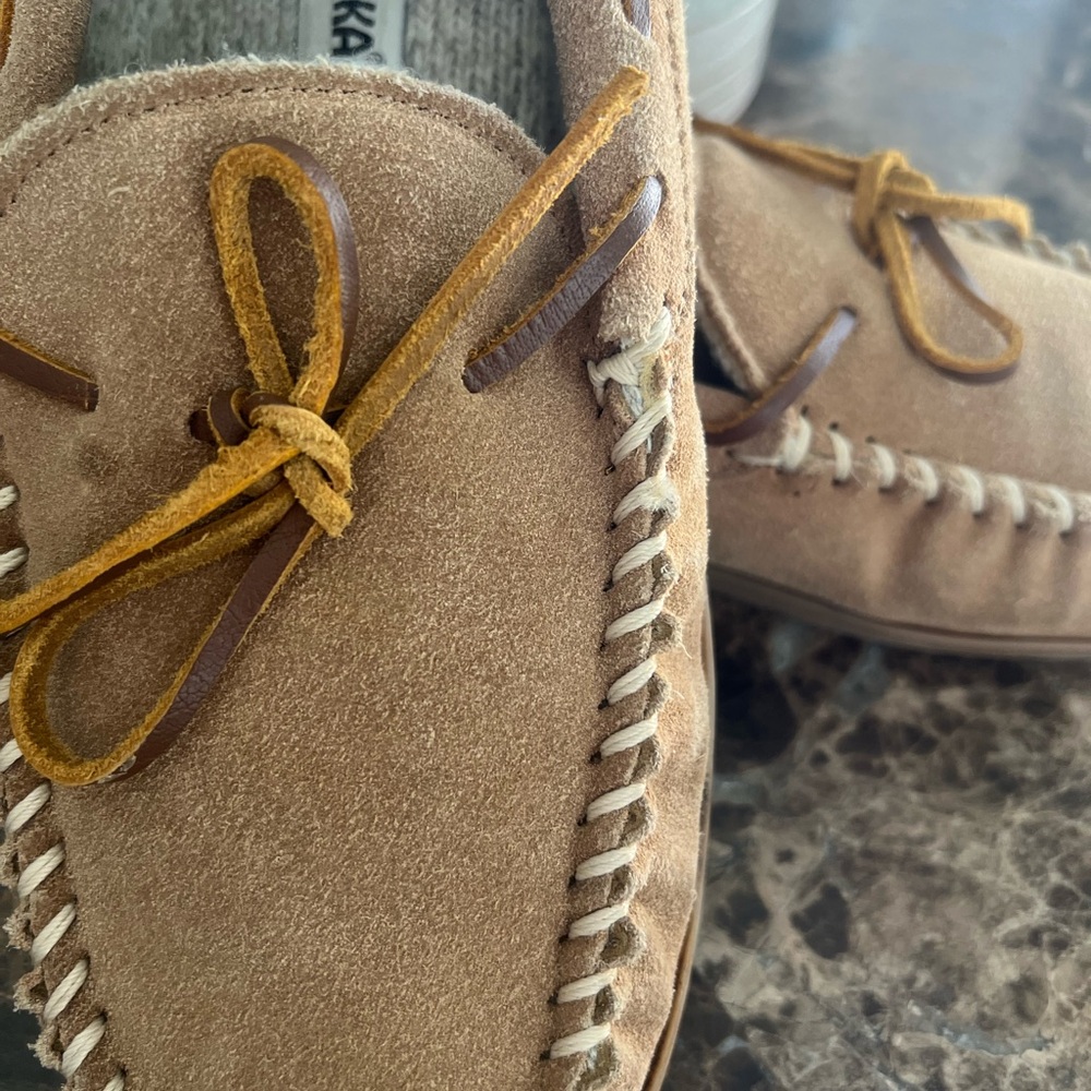 Minnetonka Men’s Size 12 Tan Suede Moccasins Hardsole Indoor Outdoor Shoes - Picture 4 of 12